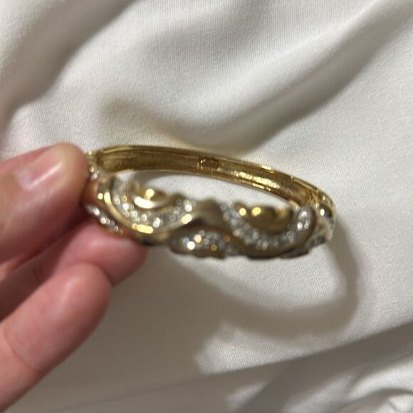 Gold tone jeweled wave detailed bangle bracelet - Picture 5 of 8